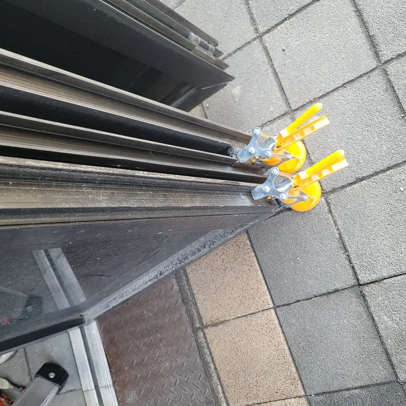 포켓도어수리 시공 사례 — 소음 정비 · 롤러 분해 청소